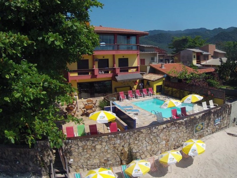 Todas as suítes superiores do prédio frontal possuem VISTA PARA O MAR, as  suítes inferiores possuem área descoberta privativa. Possuem também além de confortável cama de casal, um sofá cama para acomodar terceira pessoa,  ventilador de teto e TV.